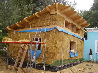 Construcción de viviendas con balas de paja.