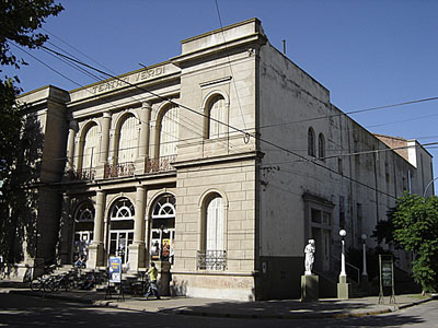 Restauran el Teatro Verdi en Cañada de Gómez.