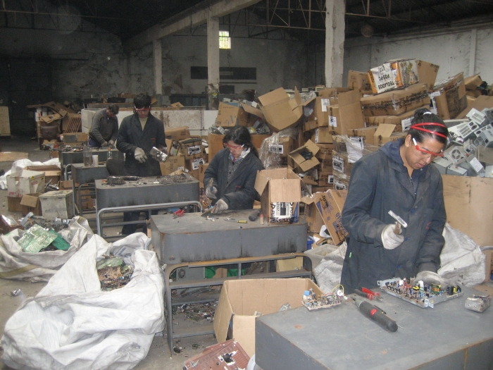 Reciclar Basura electrónica en clave solidaria