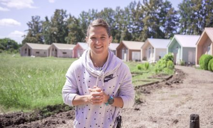 Con el apoyo de Paula Pareto, Saint-Gobain Argentina se une a la Fundación Akamasoa en la construcción de viviendas sociales